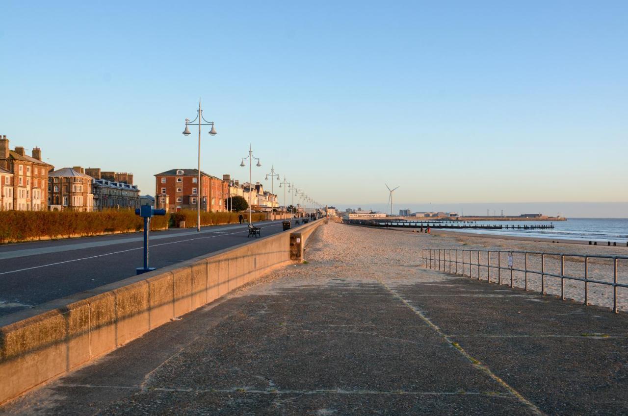 Sea Views Stunning 2 Bedroom Apartment # Lowestoft Exterior foto