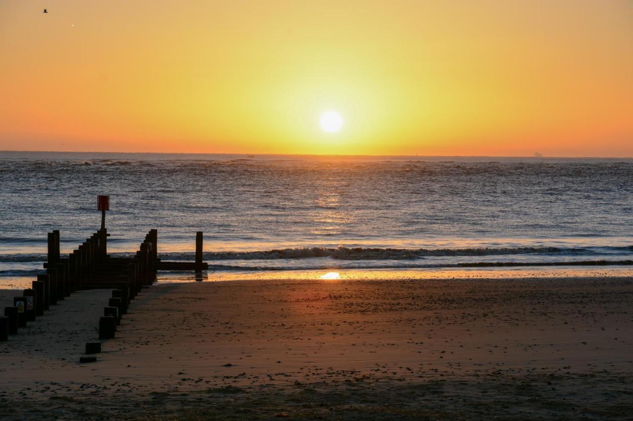 Sea Views Stunning 2 Bedroom Apartment # Lowestoft Exterior foto